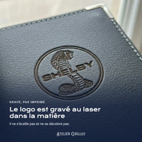 Logo Shelby gravé au laser dans le simili cuir