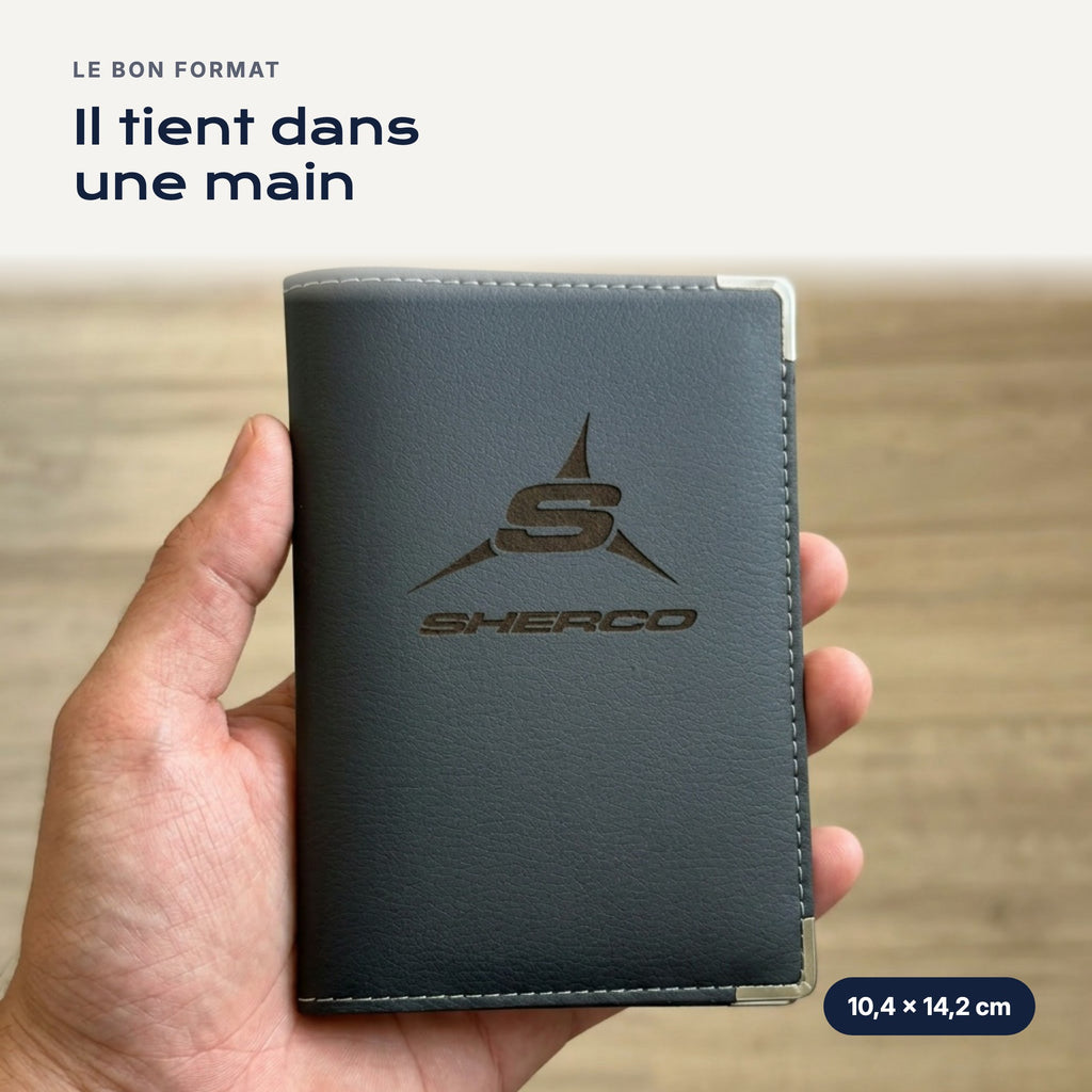 Porte-carte grise Sherco en simili cuir tenu dans une main