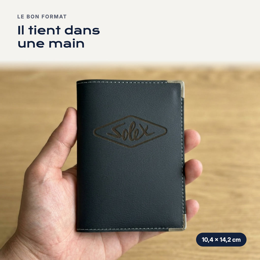 Porte-carte grise Solex en simili cuir tenu dans une main