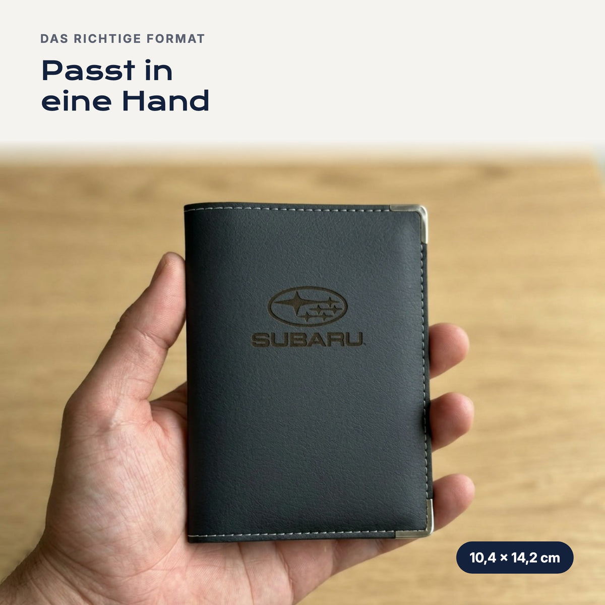 Fahrzeugscheinhülle Subaru aus Kunstleder in einer Hand
