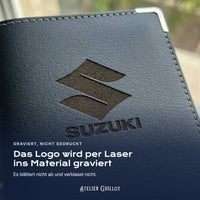 Logo Suzuki, per Laser in Kunstleder graviert