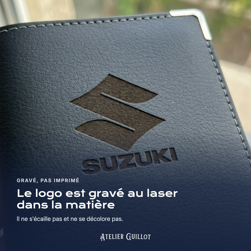 Logo Suzuki gravé au laser dans le simili cuir