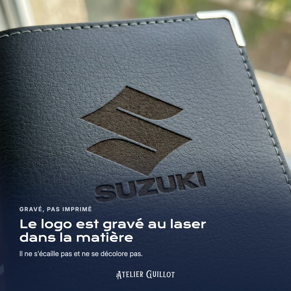 Logo Suzuki gravé au laser dans le simili cuir