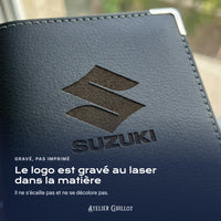 Logo Suzuki gravé au laser dans le simili cuir
