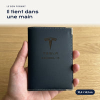 Porte-carte grise Tesla Model 3 en simili cuir tenu dans une main