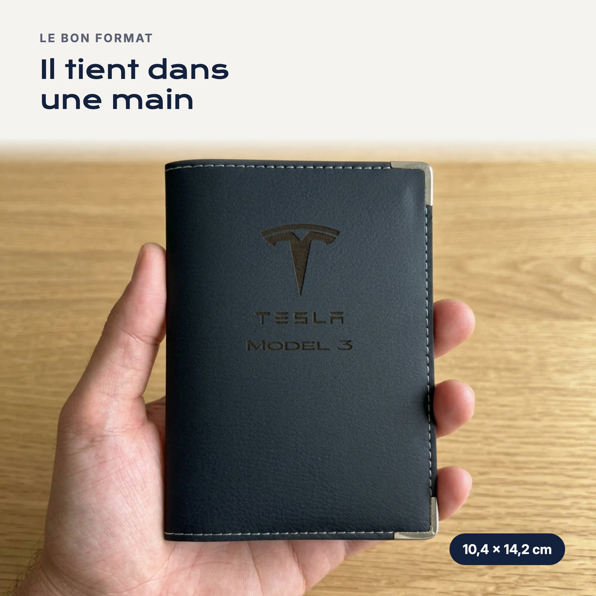 Porte-carte grise Tesla Model 3 en simili cuir tenu dans une main
