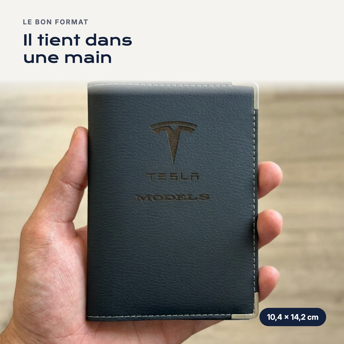 Porte-carte grise Tesla Model S en simili cuir tenu dans une main