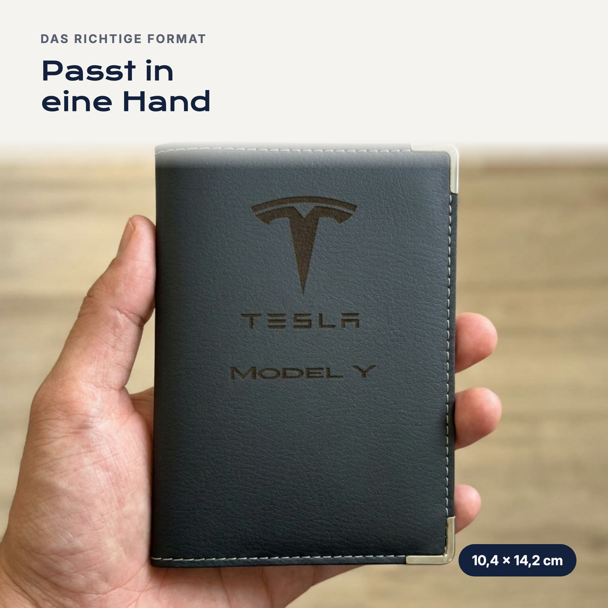 Fahrzeugscheinhülle Tesla Model Y aus Kunstleder in einer Hand