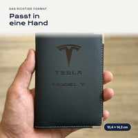 Fahrzeugscheinhülle Tesla Model Y aus Kunstleder in einer Hand