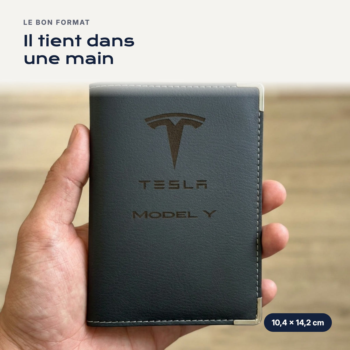 Porte-carte grise Tesla Model Y en simili cuir tenu dans une main