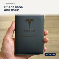 Porte-carte grise Tesla Model Y en simili cuir tenu dans une main