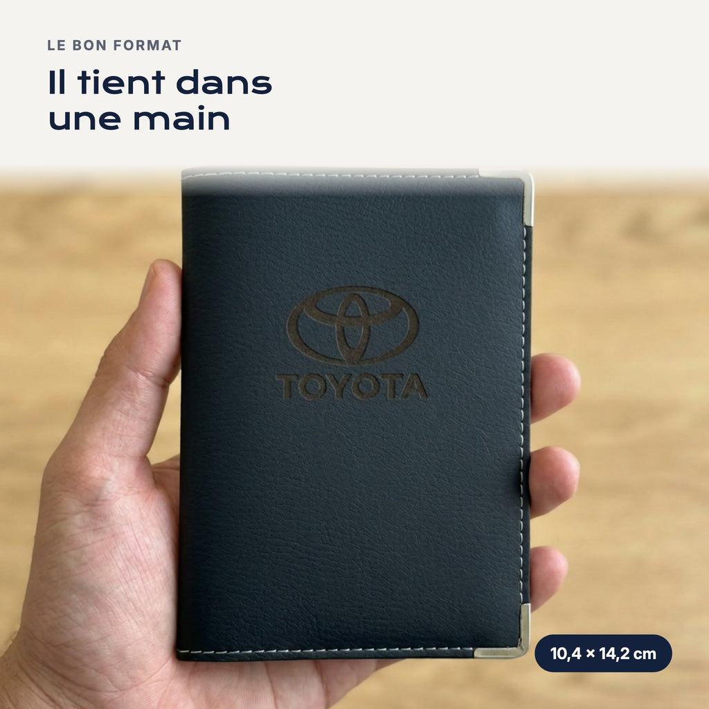 Porte-carte grise Toyota en simili cuir tenu dans une main