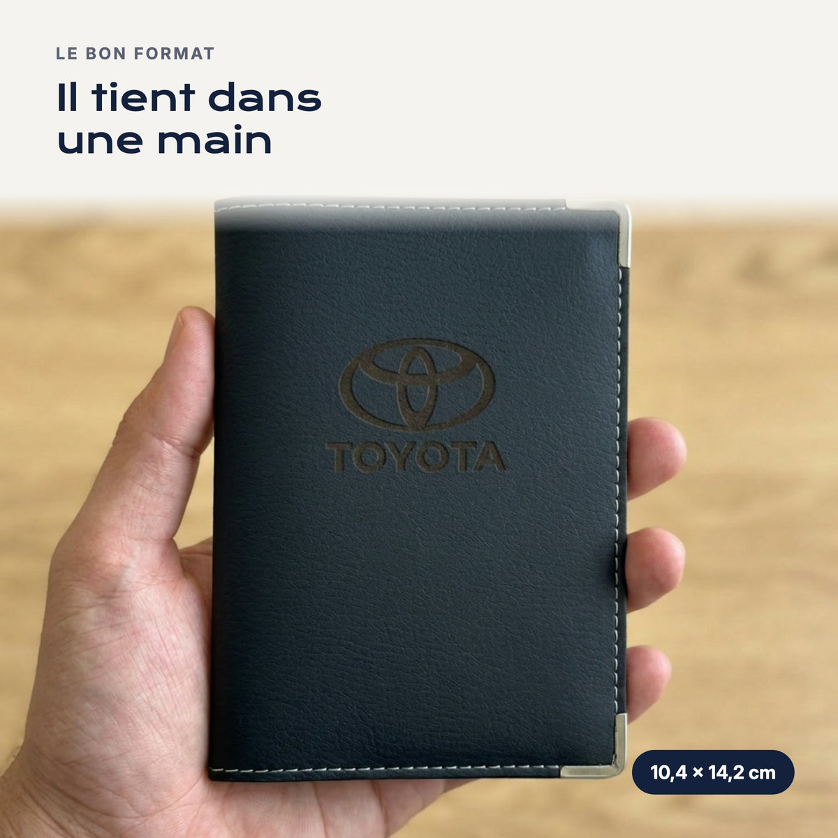 Porte-carte grise Toyota en simili cuir tenu dans une main