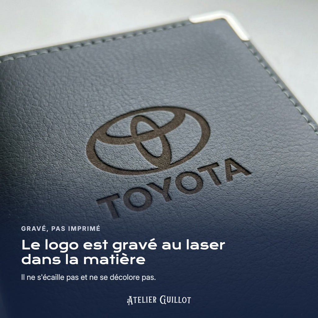 Logo Toyota gravé au laser dans le simili cuir