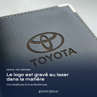 Logo Toyota gravé au laser dans le simili cuir