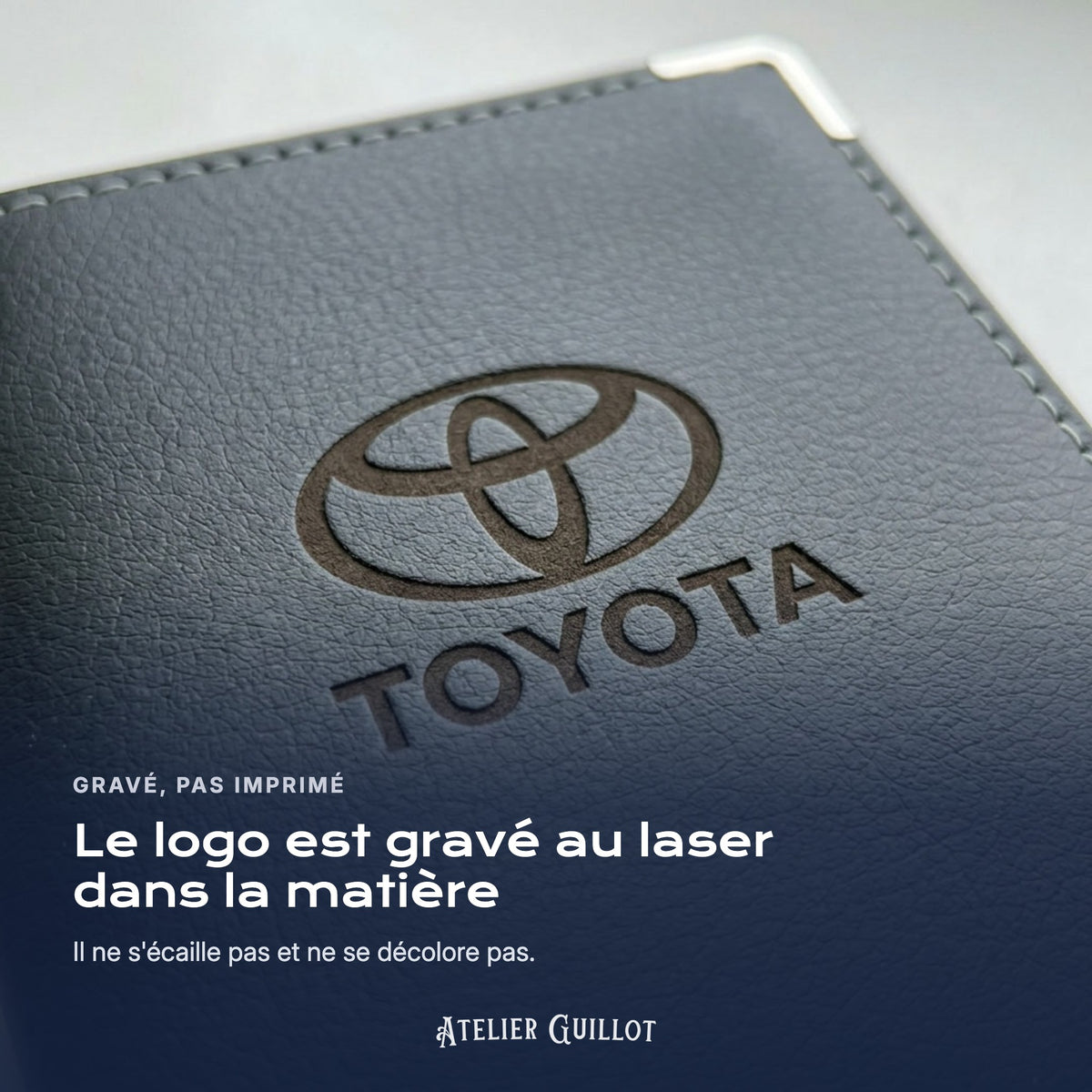 Logo Toyota gravé au laser dans le simili cuir