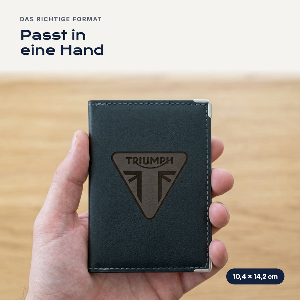Fahrzeugscheinhülle Triumph aus Kunstleder in einer Hand