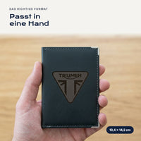 Fahrzeugscheinhülle Triumph aus Kunstleder in einer Hand