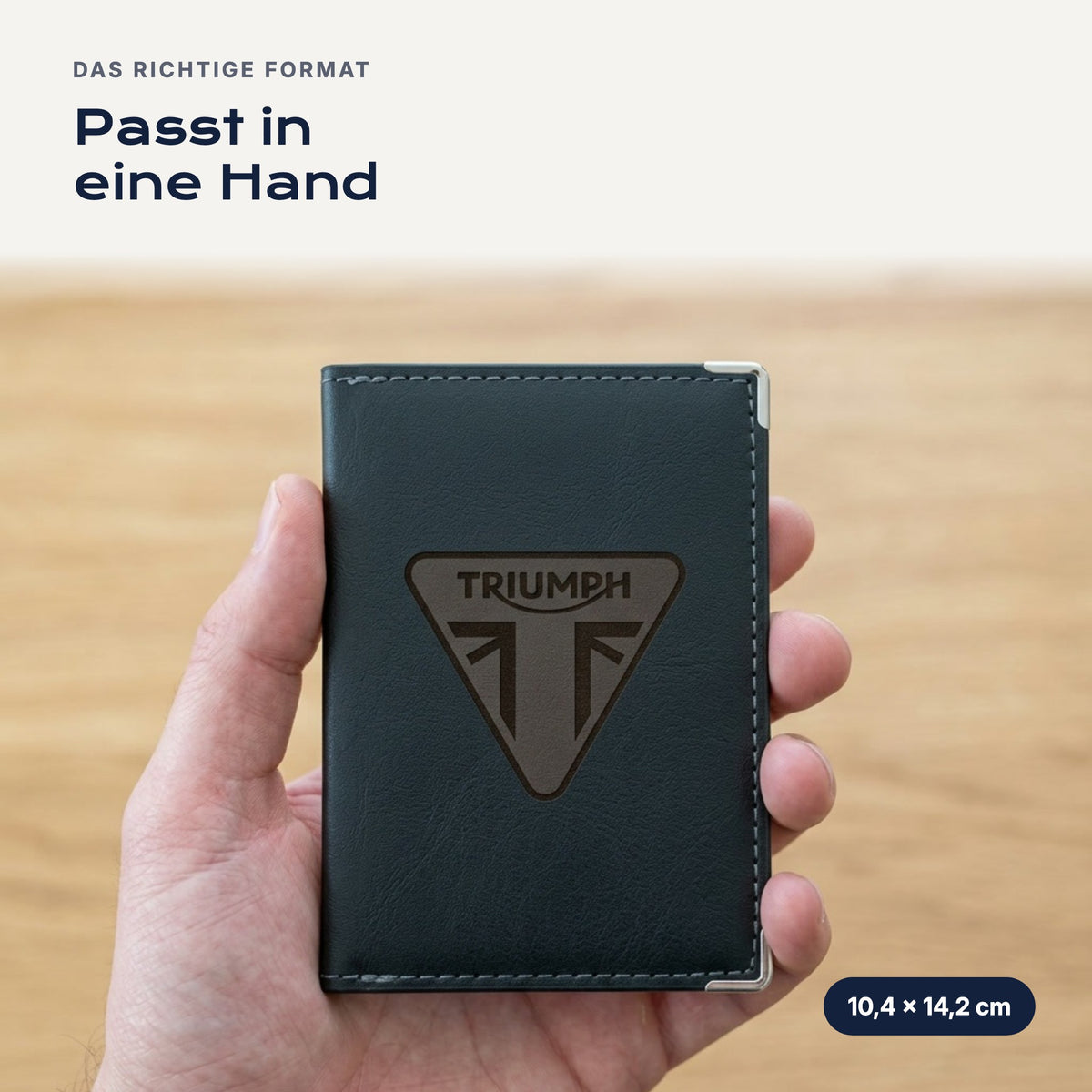Fahrzeugscheinhülle Triumph aus Kunstleder in einer Hand