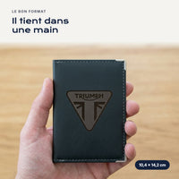 Porte-carte grise Triumph en simili cuir tenu dans une main