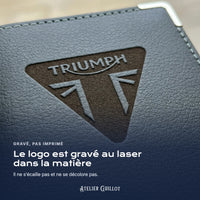 Logo Triumph gravé au laser dans le simili cuir
