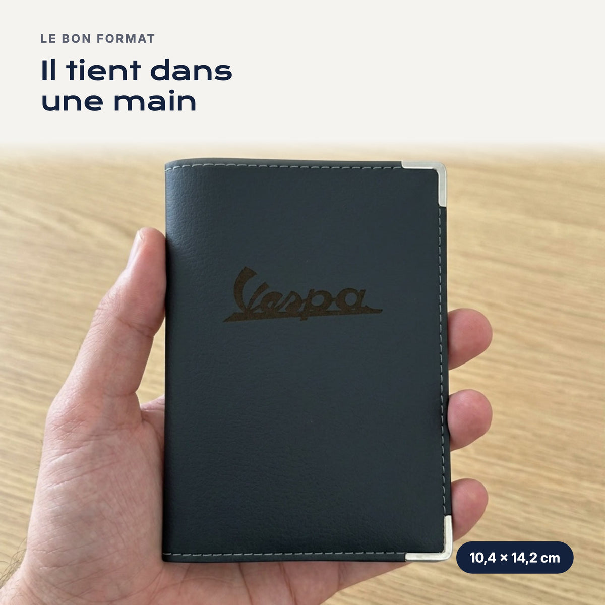 Porte-carte grise Vespa en simili cuir tenu dans une main