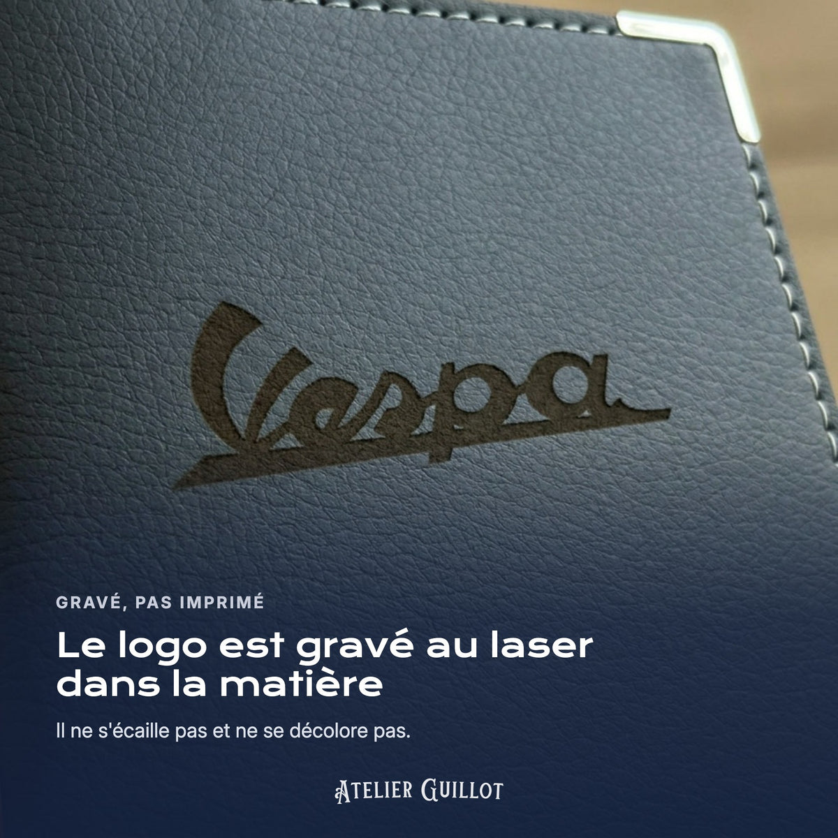 Logo Vespa gravé au laser dans le simili cuir