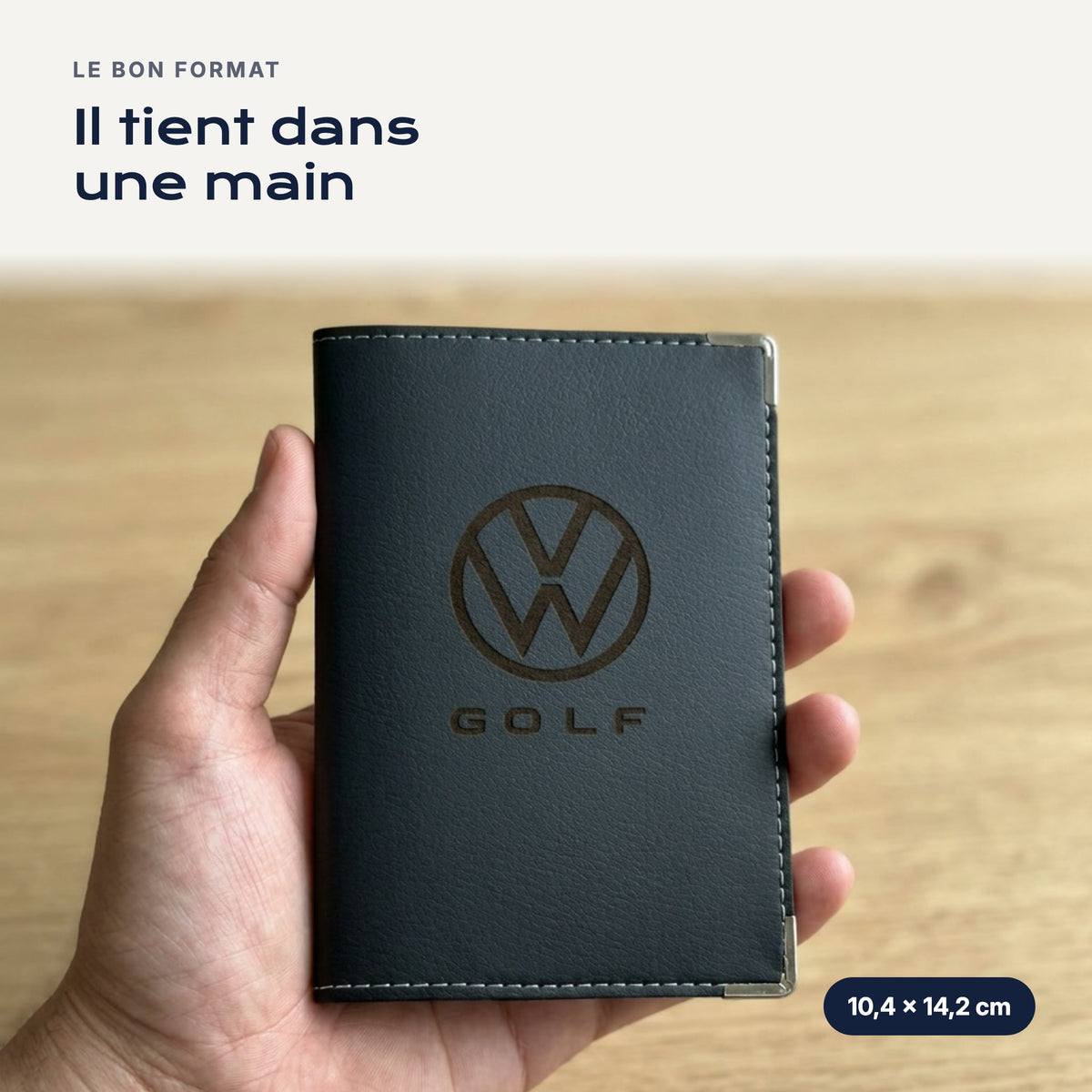 Porte-carte grise Volkswagen Golf en simili cuir tenu dans une main