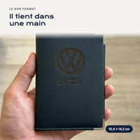 Porte-carte grise Volkswagen GTI en simili cuir tenu dans une main