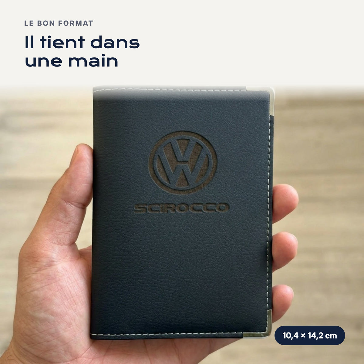 Porte-carte grise Volkswagen Scirocco en simili cuir tenu dans une main