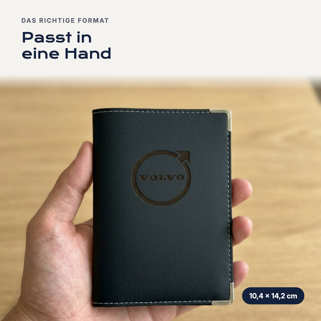 Fahrzeugscheinhülle Volvo aus Kunstleder in einer Hand