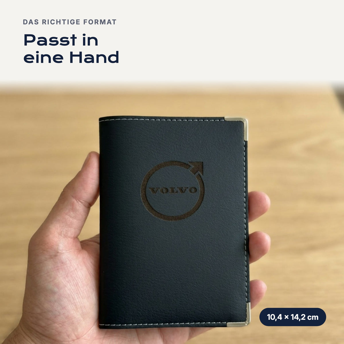 Fahrzeugscheinhülle Volvo aus Kunstleder in einer Hand