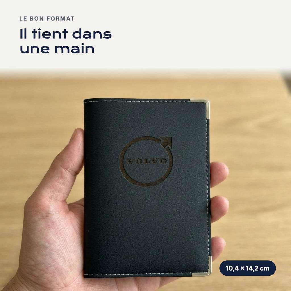 Porte-carte grise Volvo en simili cuir tenu dans une main