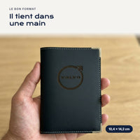 Porte-carte grise Volvo en simili cuir tenu dans une main