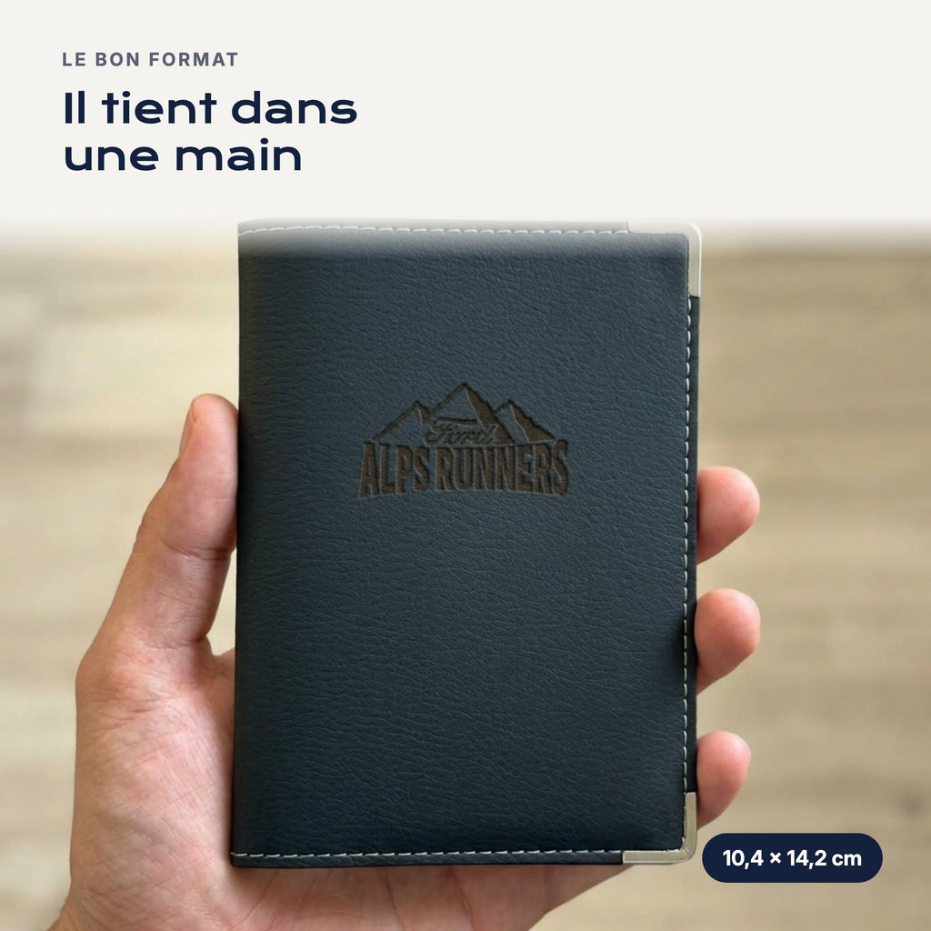 Porte-carte grise X FORD ALPS RUNNERS en simili cuir tenu dans une main