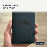 Porte-carte grise X FORD ALPS RUNNERS en simili cuir tenu dans une main