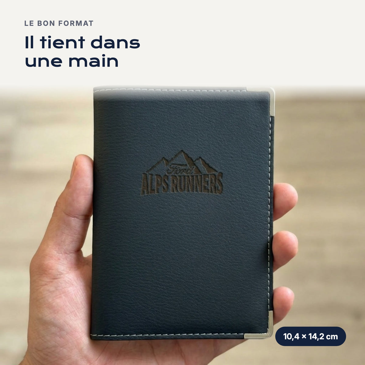 Porte-carte grise X FORD ALPS RUNNERS en simili cuir tenu dans une main