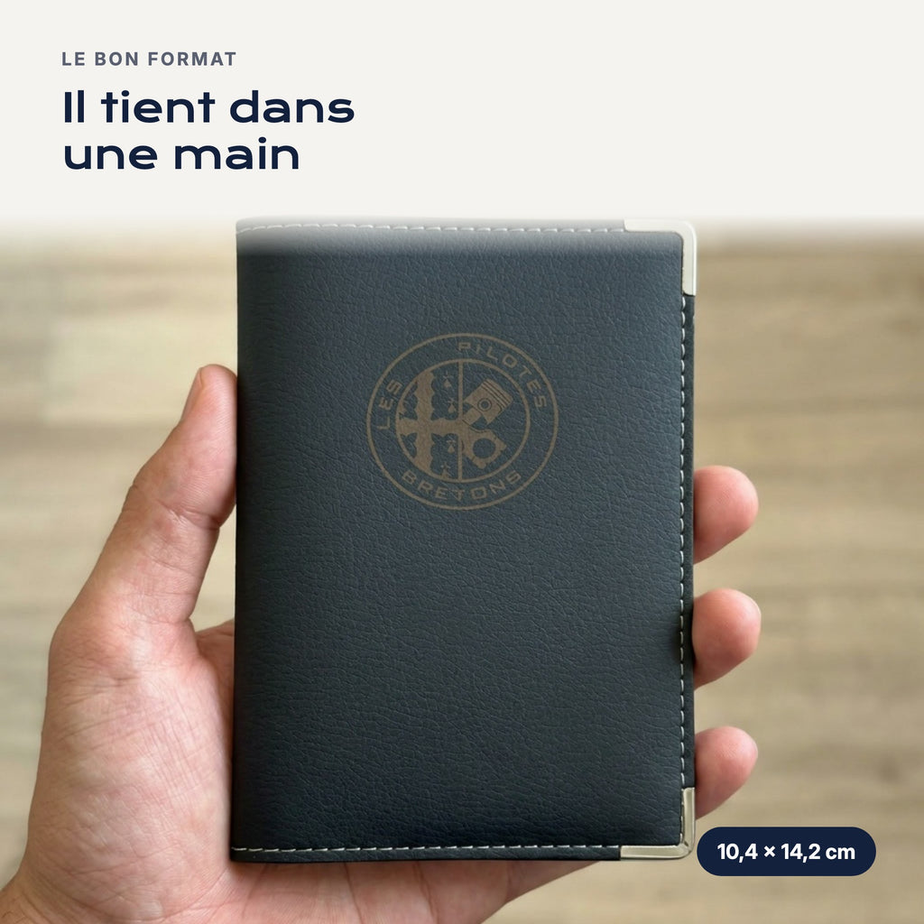 Porte-carte grise X LES PILOTES BRETONS en simili cuir tenu dans une main