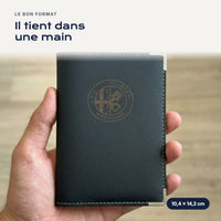 Porte-carte grise X LES PILOTES BRETONS en simili cuir tenu dans une main