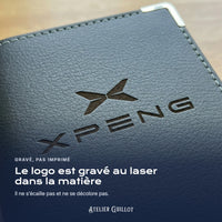 Logo Xpeng gravé au laser dans le simili cuir