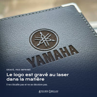 Logo Yamaha gravé au laser dans le simili cuir