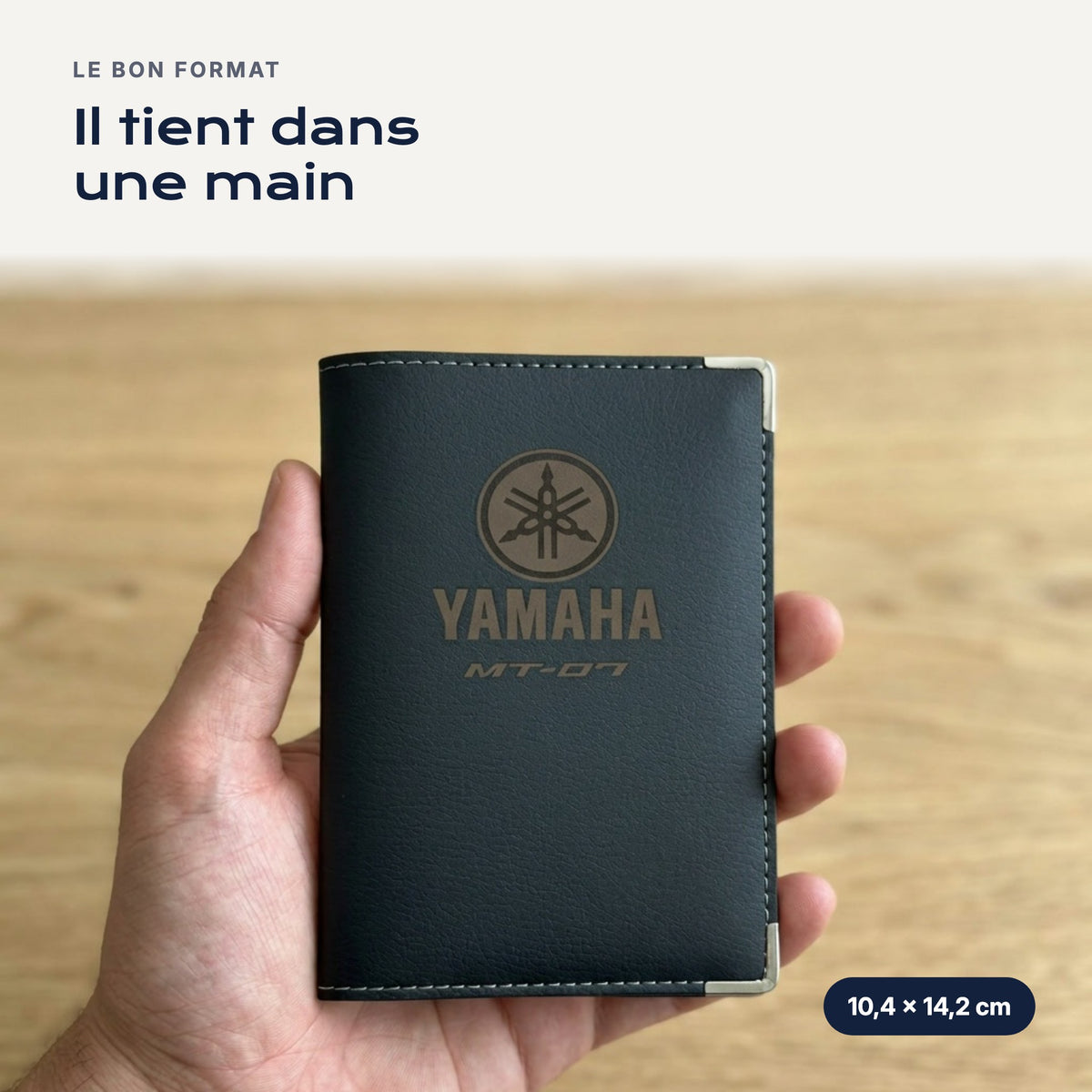 Porte-carte grise Yamaha MT-07 en simili cuir tenu dans une main