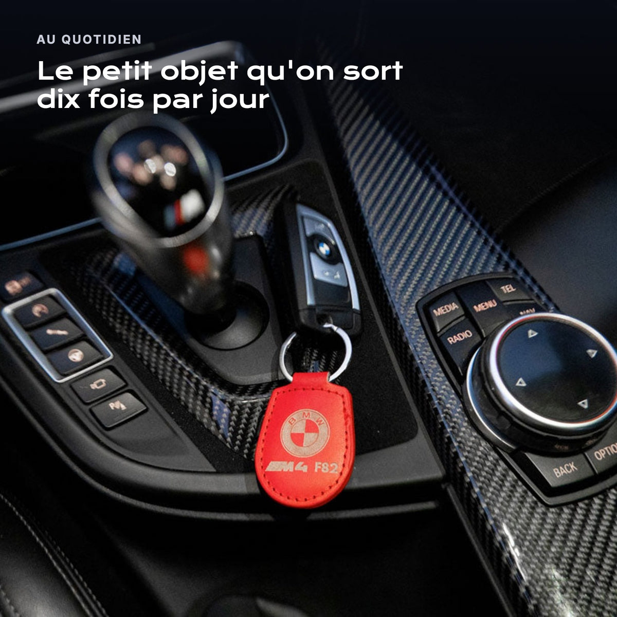 Porte-clés gravé BMW M4 F82 dans la console d'une BMW M4