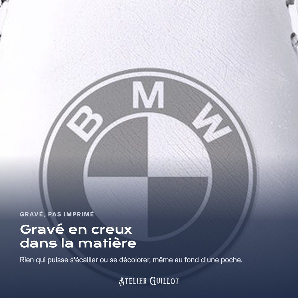 Logo BMW gravé en creux dans le simili cuir