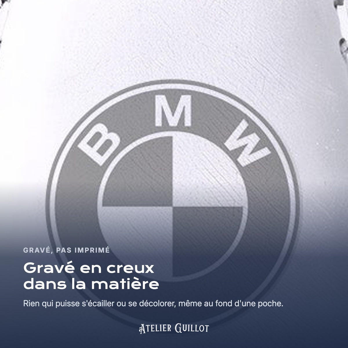 Logo BMW gravé en creux dans le simili cuir