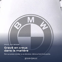 Logo BMW gravé en creux dans le simili cuir