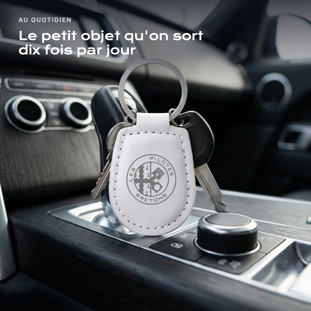 Porte-clés Les Pilotes Bretons gravé, accroché à une clé