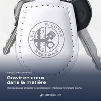 Logo Les Pilotes Bretons gravé au laser dans le simili cuir