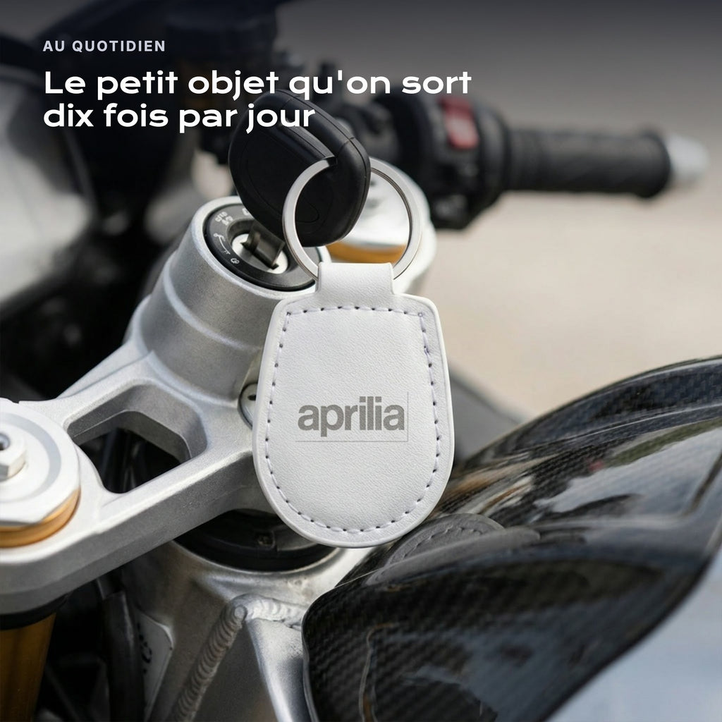 Porte-clés Aprilia gravé, accroché à une clé