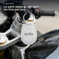 Porte-clés Aprilia gravé, accroché à une clé